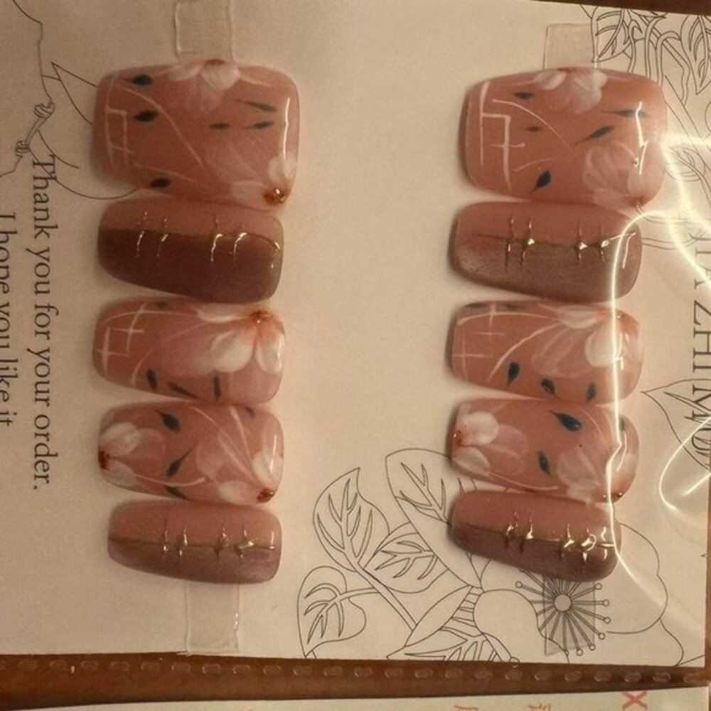 "Petal Grid" Press-On Nail Set – Floral Accents,‎ Geometric Lines & Gold Details